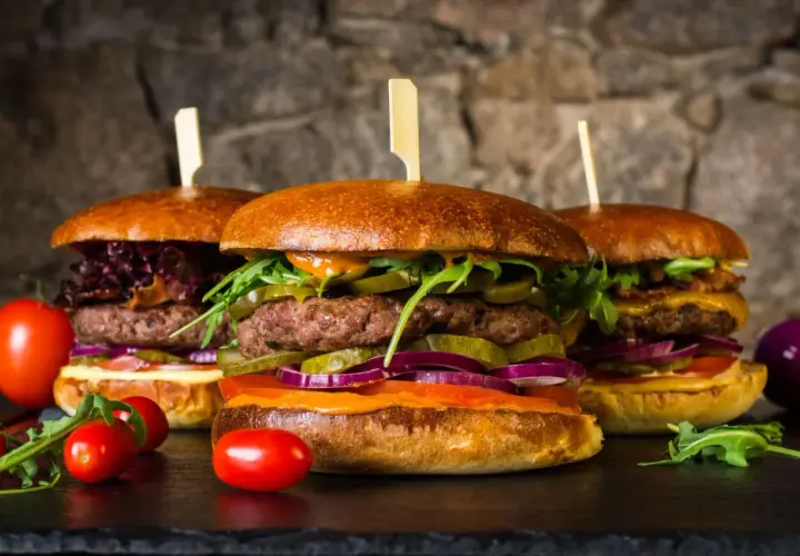 Kiedy jest dzień hamburgera? Odkryj datę i ciekawostki!