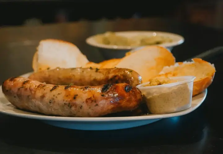 Kiełbasa biała cienka – dlaczego forma ma znaczenie dla smaku i przygotowania?