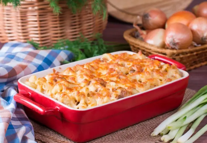 Szybka i prosta zapiekanka z makaronem i śmietaną na obiad
