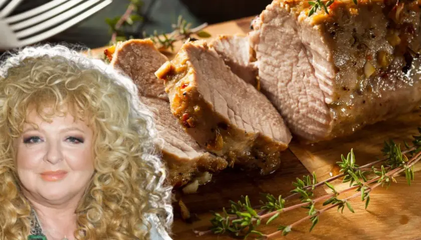 Polędwiczki wieprzowe przepis Magdy Gessler. Soczyste mięso pieczone z ziołami, obok uśmiechnięta restauratorka.