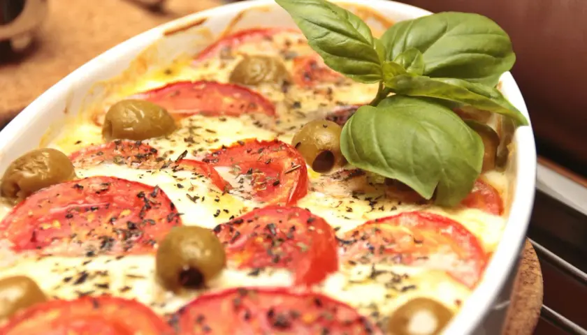 Szybka i prosta zapiekanka z mozzarellą i pomidorami na każdą okazję