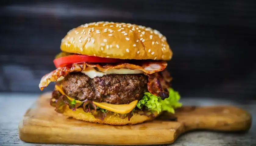 Soczysty burger z bekonem i serem, idealny przykład, jak przyprawić mięso na hamburgery.