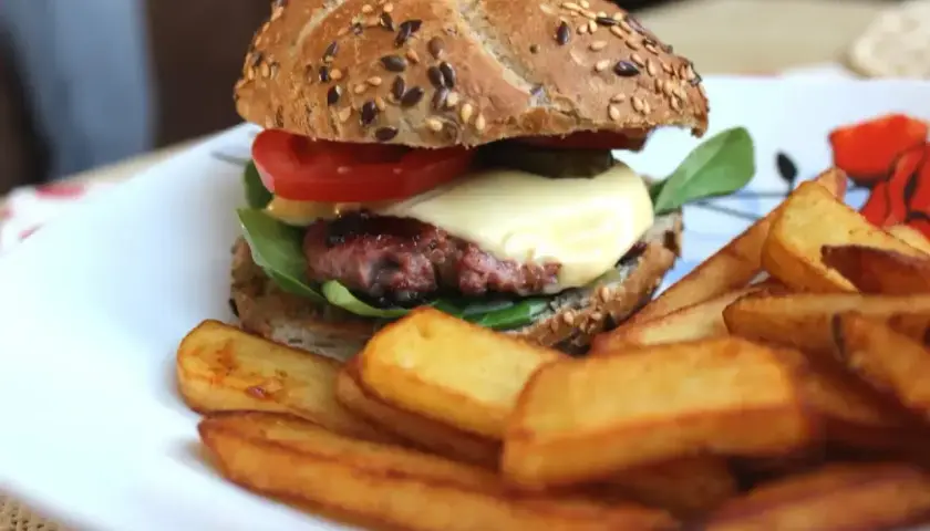 Pyszny burger z rozpływającym się serem i chrupiącymi frytkami. Idealny na obiad, gdy szukasz prawdziwe burgery przepis.