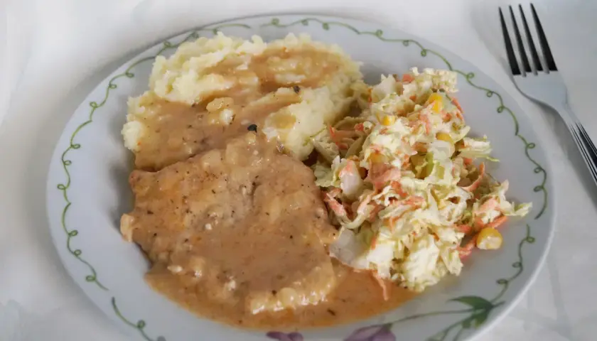 Mięciutki schab w sosie, podany z purée ziemniaczanym i surówką z kapusty. Pyszny obiad gotowy!