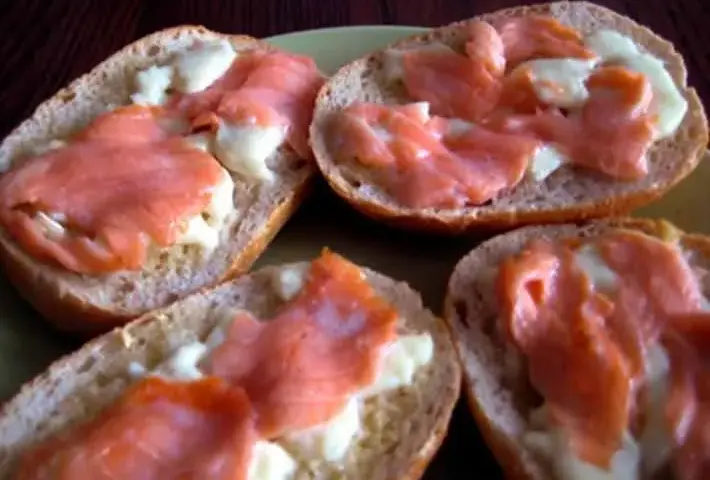 Pyszna zapiekanka z łososiem i mozzarellą, którą pokochasz na obiad