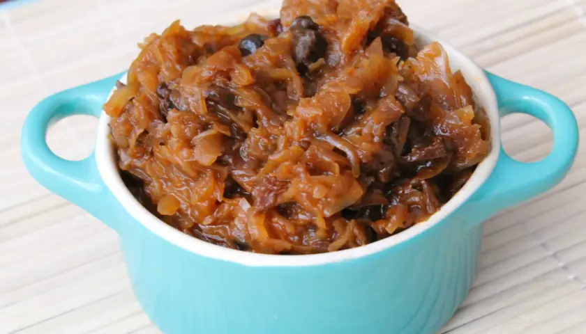 Pyszny bigos w turkusowej miseczce, gotowy do podania. Idealny przepis na polskie danie.