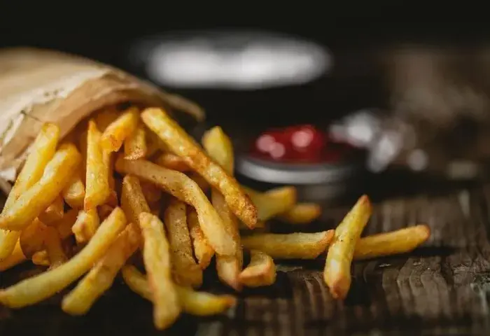 Ile smażyć frytki w oleju, aby były idealnie chrupiące?