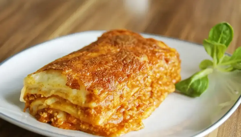 Pyszna, złocista lasagne z mięsem mielonym, idealna na prosty obiad. Warstwy makaronu, sosu i sera kuszą apetycznym wyglądem.