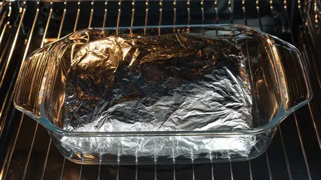 Na której stronie folii aluminiowej piec frytki, aby nie spalić?