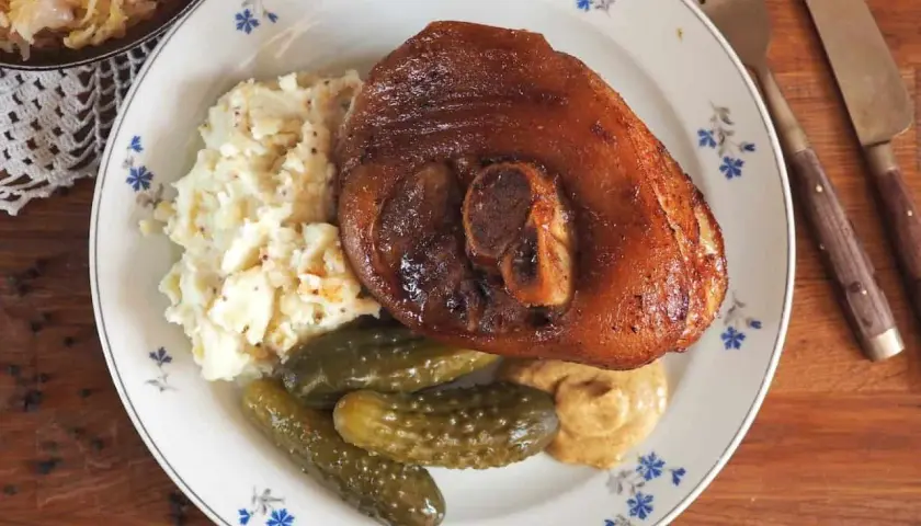 Najlepsza golonka gotowana i pieczona, podana z puree, ogórkami kiszonymi i musztardą. Prawdziwa uczta dla podniebienia!