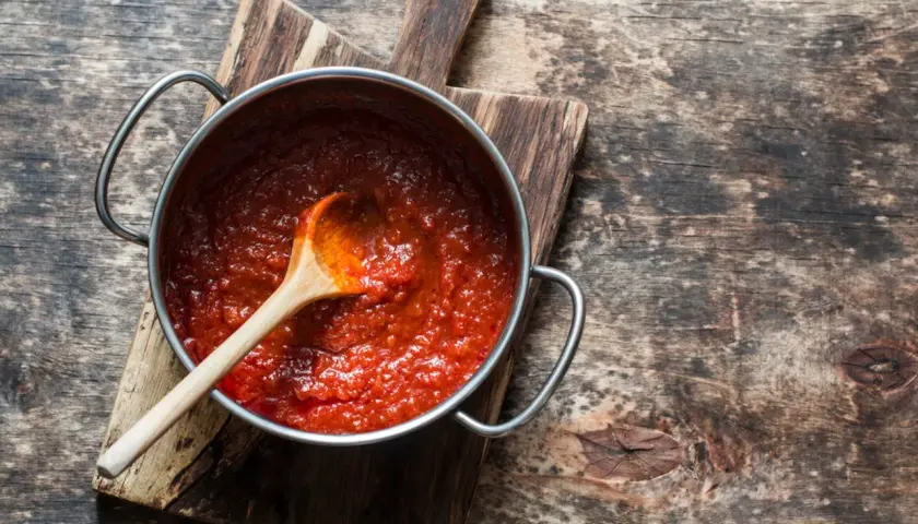 Jak zrobić sos do spaghetti z przecieru pomidorowego w prosty sposób