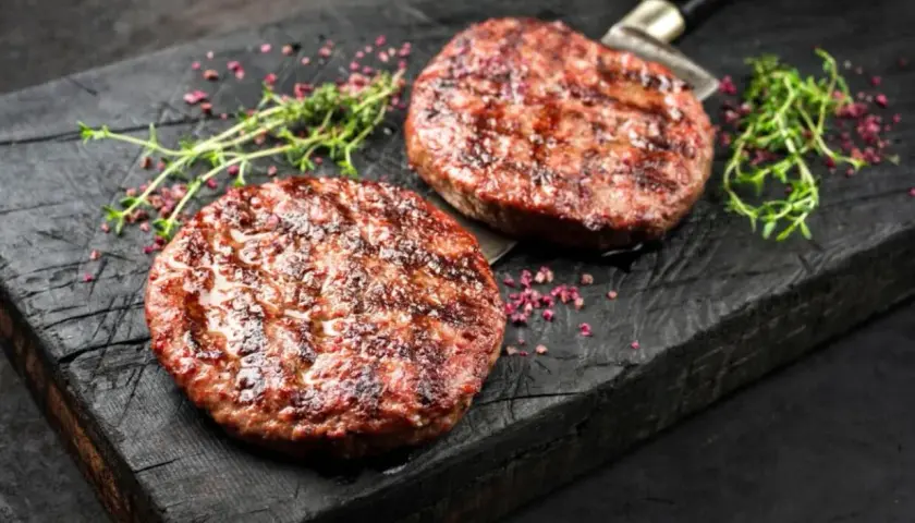 Jak doprawić mięso na hamburgery, by zachwycić smakiem i soczystością