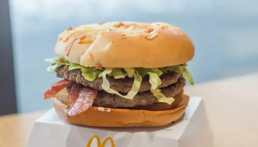 Podwójny burger z bekonem i sałatą, z serem na bułce. Ciekawe, ile ma jalapeno burger kcal.