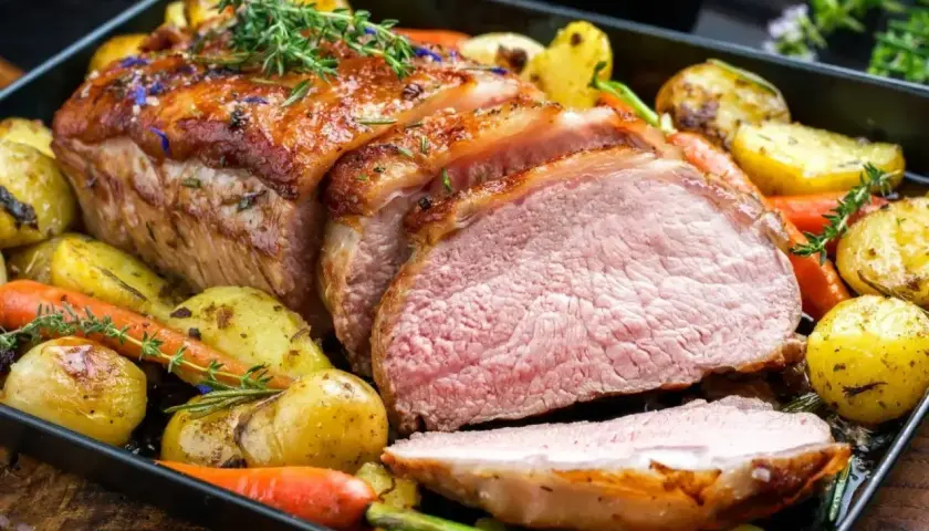 Pieczone polędwiczki wieprzowe z chrupiącą skórką, podane z pieczonymi ziemniaczkami i marchewką. Idealna okrasa na obiad.