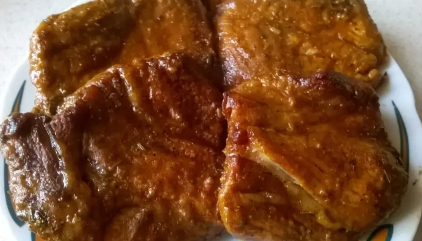 Soczysta karkówka pieczona w plastrach w rękawie, błyszcząca od sosu. Idealna na obiad.