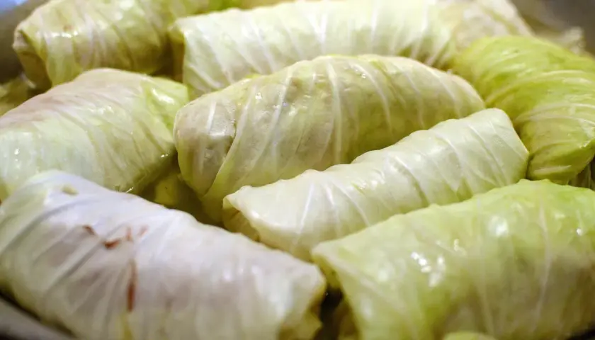 Gotowe do gotowania gołąbki zawinięte w liście kapusty. Aromatyczne danie, które zachwyci każdego.