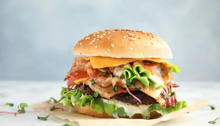 Ile kalorii ma hamburger? Sprawdź, co wpływa na jego kaloryczność