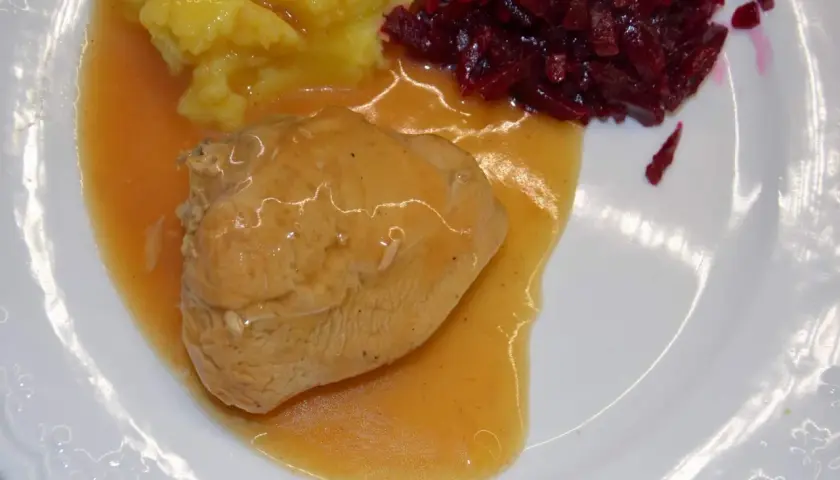 Pyszny przepis na medaliony z indyka duszone w sosie, podane z puree ziemniaczanym i buraczkami.