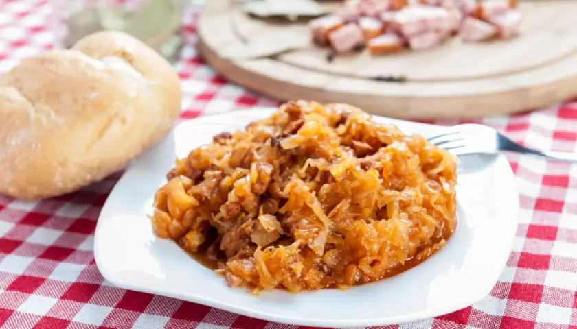 Jakie przyprawy dodać do bigosu, aby nadać mu wyjątkowy smak?