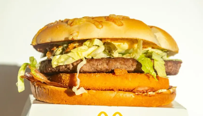 Jak zrobić burger drwala – prosty przepis na pyszny posiłek w domu