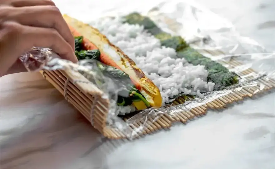Domowe sushi bez stresu - jak zrobić pierwsze rolki?