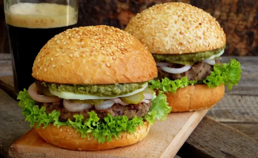 Jak zrobić domowe burgery, które zachwycą smakiem i prostotą
