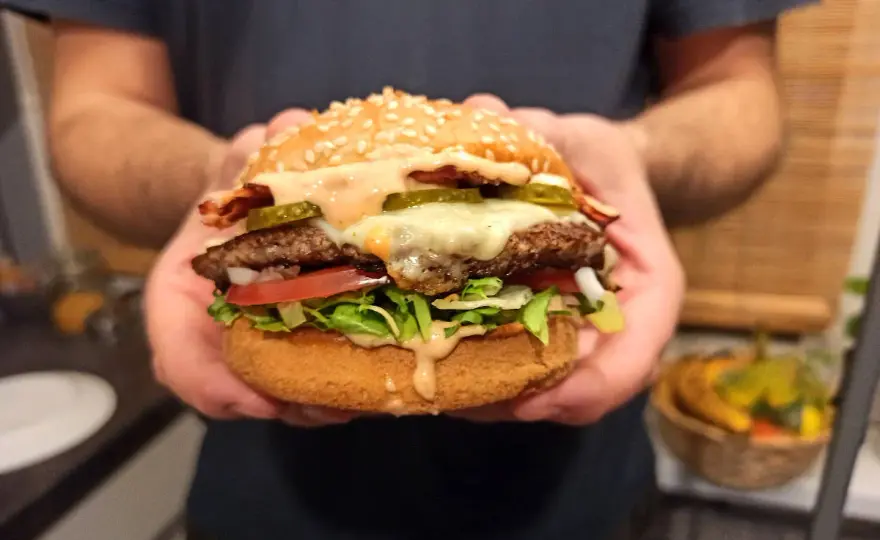 Jak podgrzać bułki do hamburgerów w piekarniku, aby były chrupiące?
