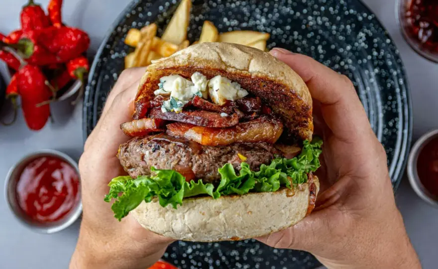 Jak smażyć burgery wołowe na patelni, aby były soczyste i pyszne