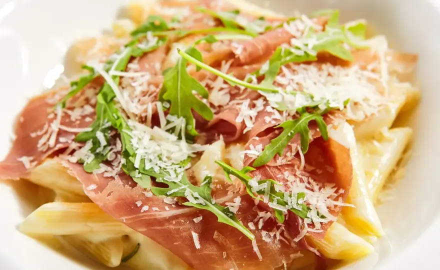 Makaron z szynką parmeńską - idealny przepis na szybki obiad