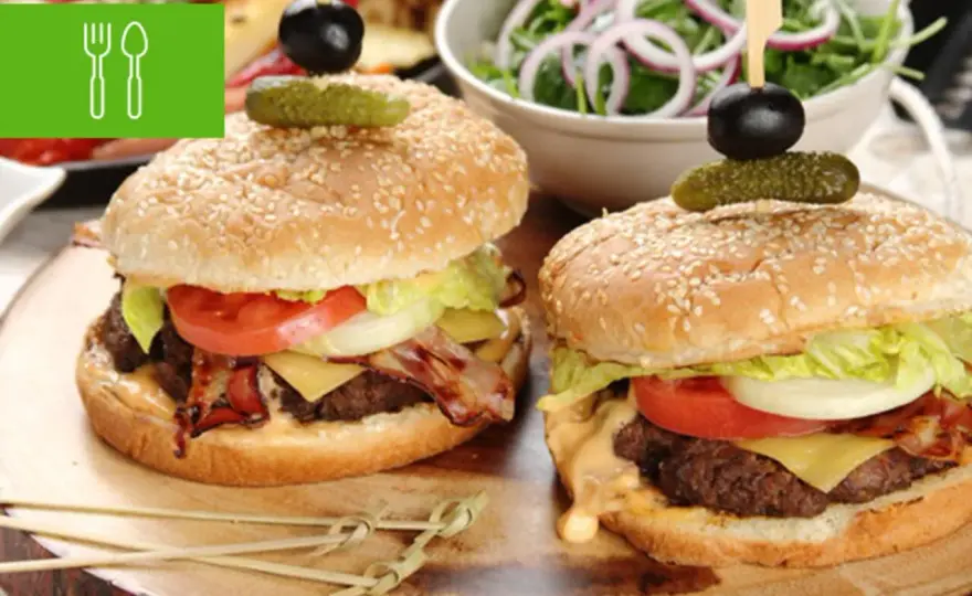 Burger z czym? Odkryj najlepsze składniki i dodatki, które zachwycą