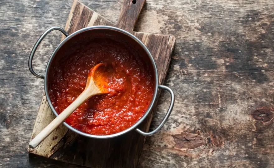 Jak zrobić sos do spaghetti z przecieru pomidorowego w prosty sposób
