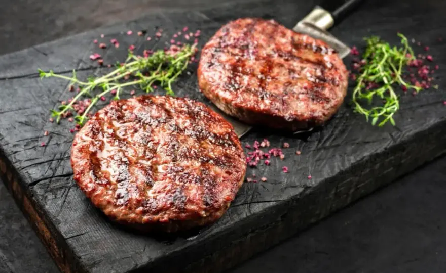 Jak doprawić mięso na hamburgery, by zachwycić smakiem i soczystością