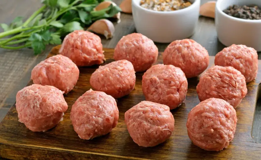 Kotlety mielone - przepis na soczyste mięso i idealne dodatki