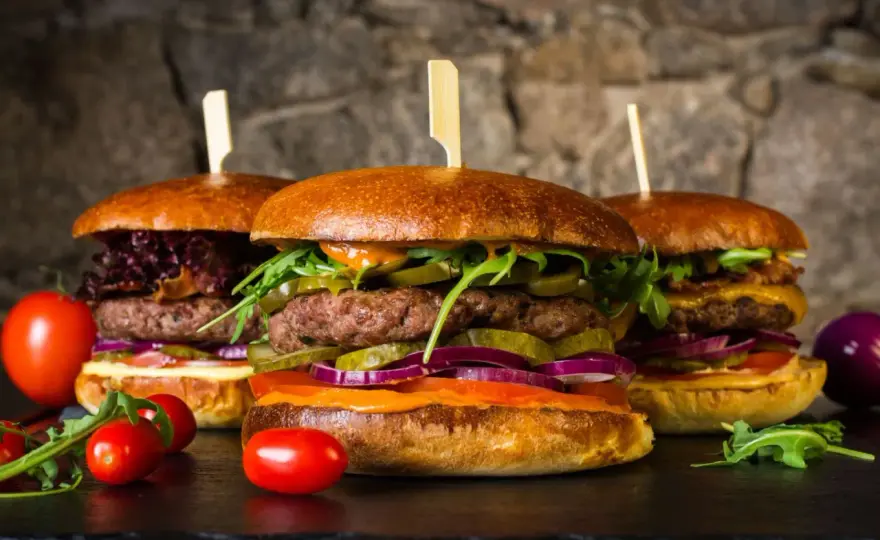 Kiedy jest dzień hamburgera? Odkryj datę i ciekawostki!
