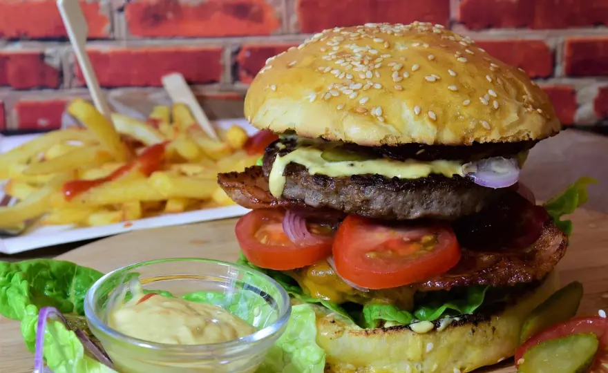 Jakie mięso na burgera wybrać, aby uniknąć rozczarowania smakiem?