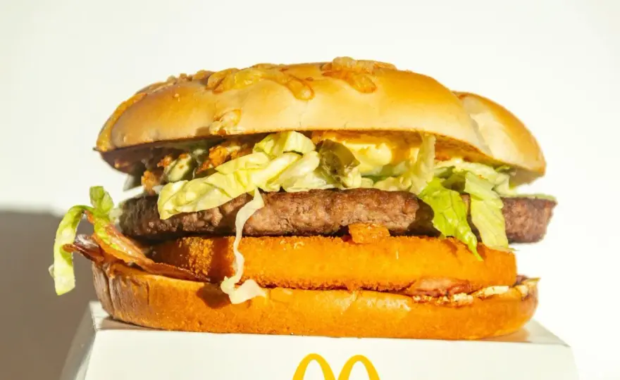 Jak zrobić burger drwala – prosty przepis na pyszny posiłek w domu