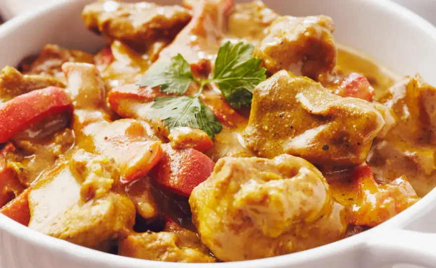 Przyprawa curry do czego? Odkryj smaki, które zachwycą!