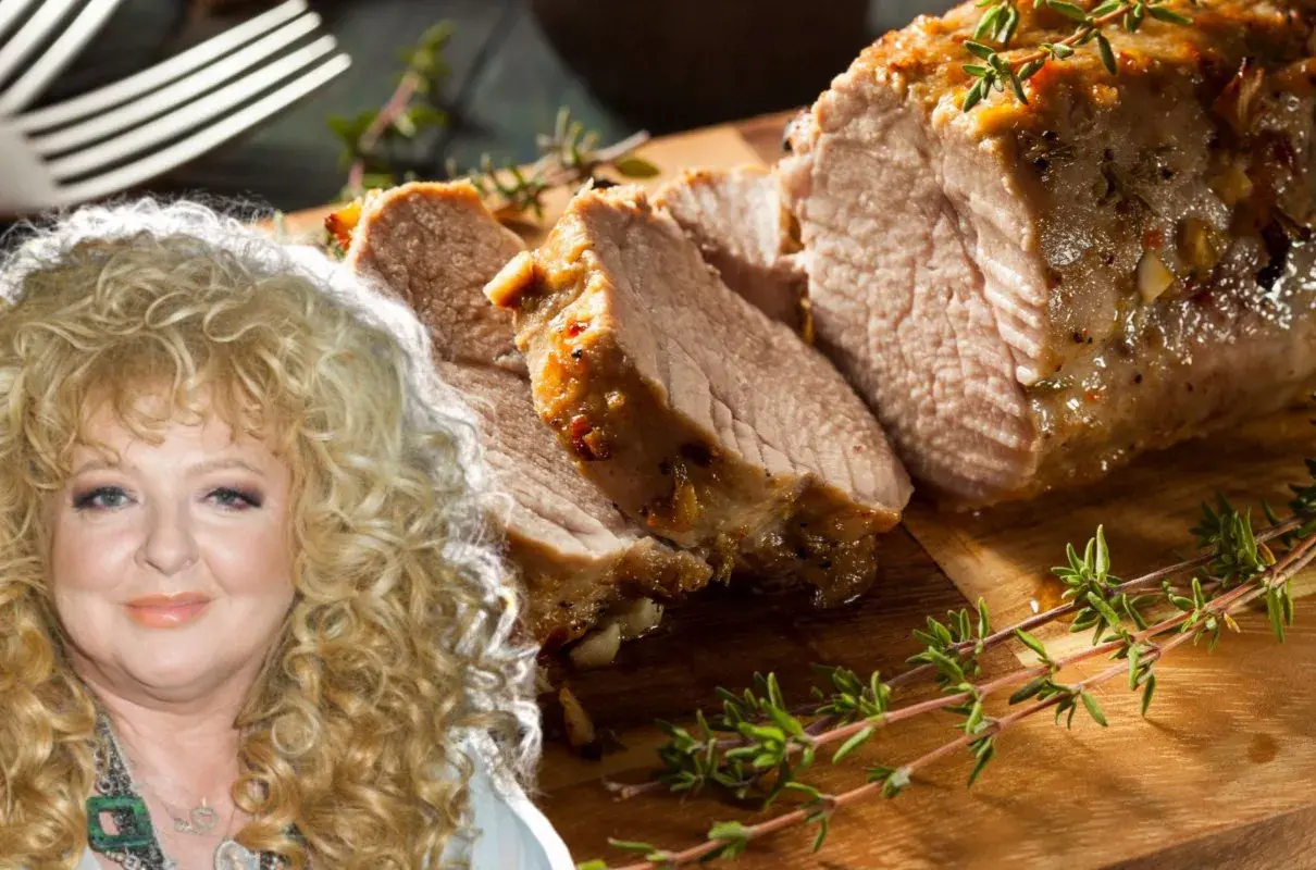 Polędwiczki wieprzowe przepis Magdy Gessler. Soczyste mięso pieczone z ziołami, obok uśmiechnięta restauratorka.