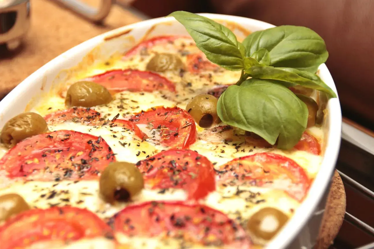 Szybka i prosta zapiekanka z mozzarellą i pomidorami na każdą okazję