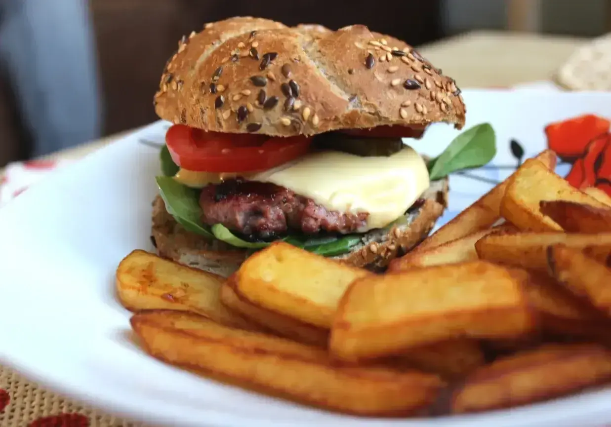 Pyszny burger z rozpływającym się serem i chrupiącymi frytkami. Idealny na obiad, gdy szukasz prawdziwe burgery przepis.