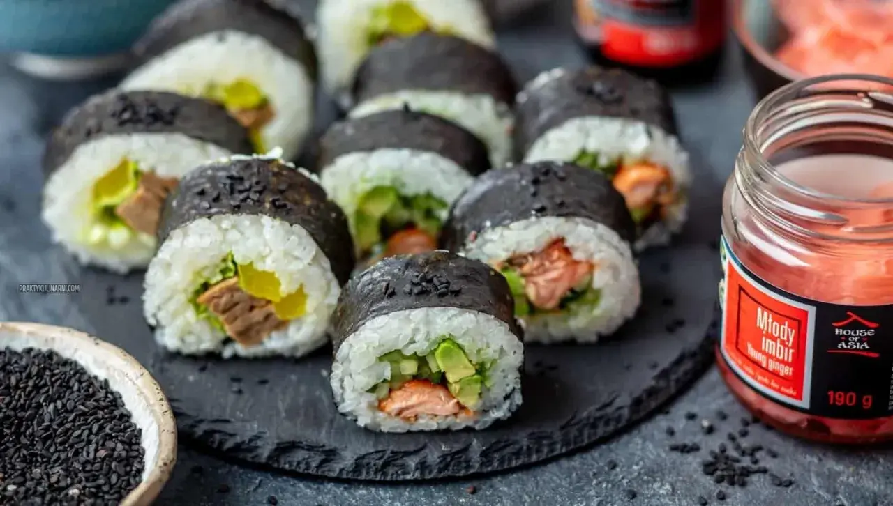 Gotowe sushi z łososiem i awokado, idealne na domowy obiad. Zobacz, jak zrobic sushi krok po kroku!