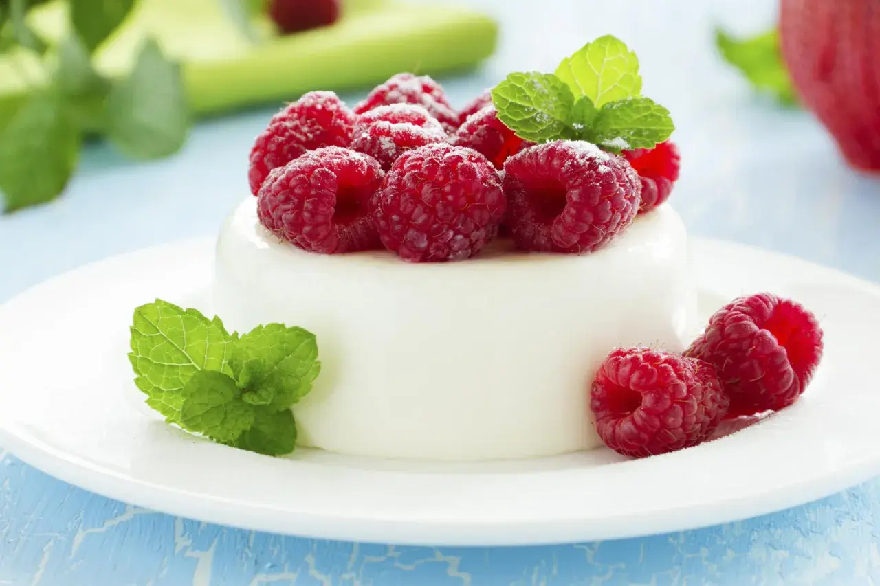 Panna cotta z malinami i miętą, idealna na letni deser. Ten oryginalny przepis zachwyci każdego.