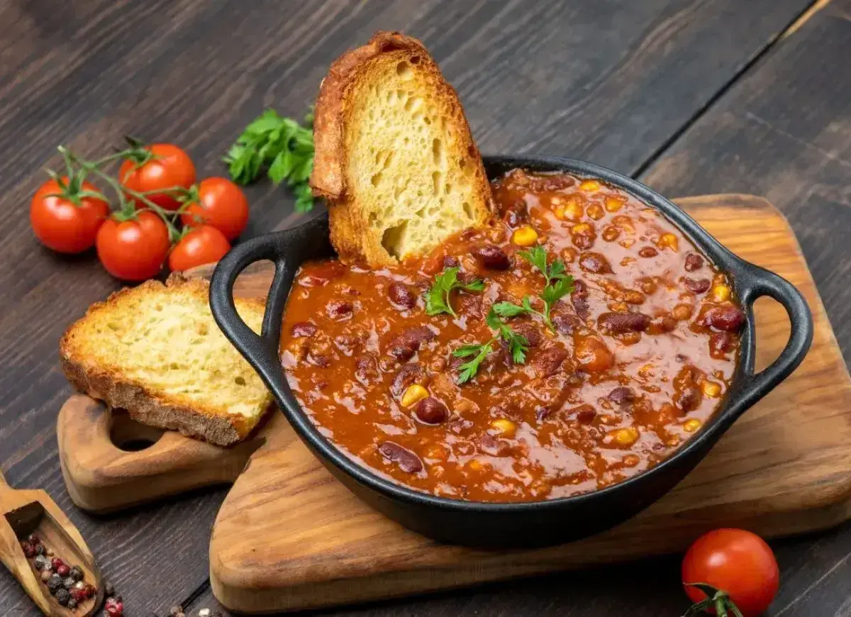 Gęste chili con carne z fasolą i kukurydzą, podane z chrupiącym pieczywem. Idealne na obiad na dwa dni.