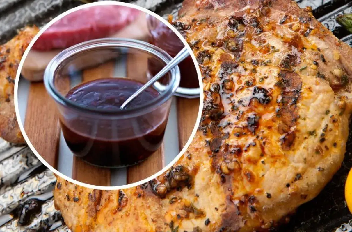 Soczysty schab z grilla, polany aromatycznym sosem BBQ. Idealny na letnie wieczory.