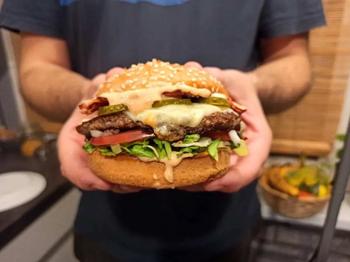 Jak podgrzać bułki do hamburgerów w piekarniku, aby były chrupiące?