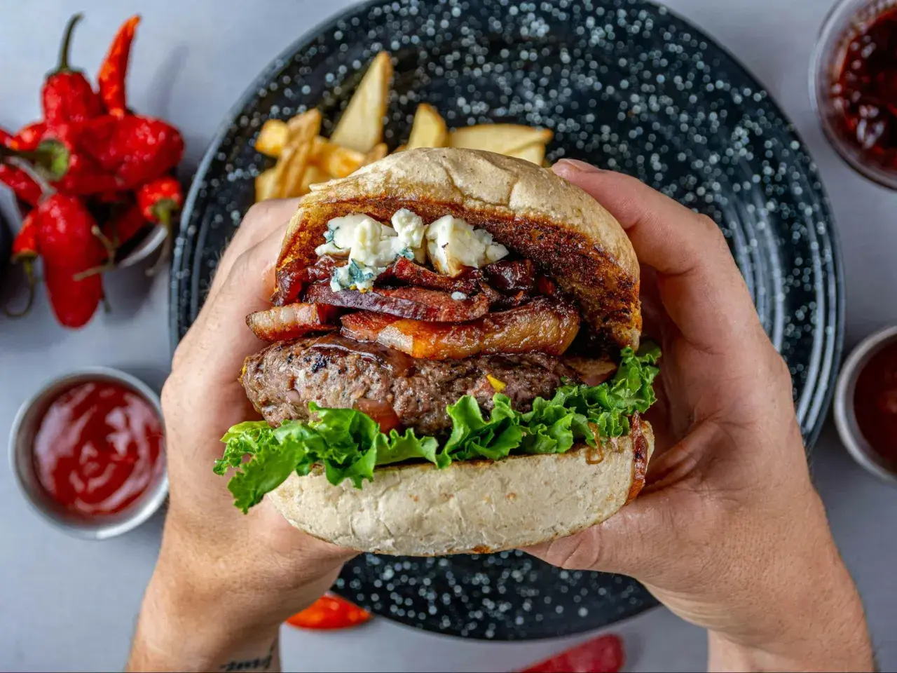 Jak smażyć burgery wołowe na patelni, aby były soczyste i pyszne