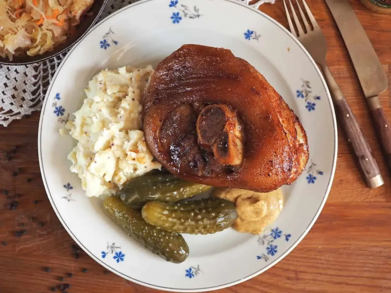 Najlepsza golonka gotowana i pieczona, podana z puree, ogórkami kiszonymi i musztardą. Prawdziwa uczta dla podniebienia!