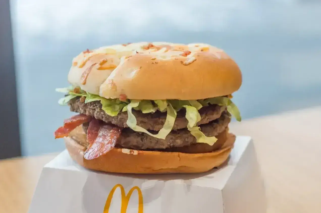 Podwójny burger z bekonem i sałatą, z serem na bułce. Ciekawe, ile ma jalapeno burger kcal.
