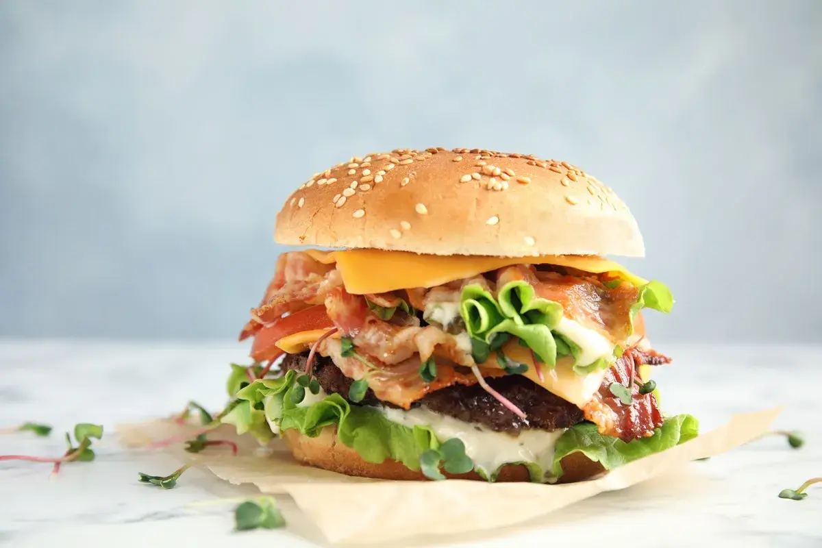 Ile kalorii ma hamburger? Sprawdź, co wpływa na jego kaloryczność