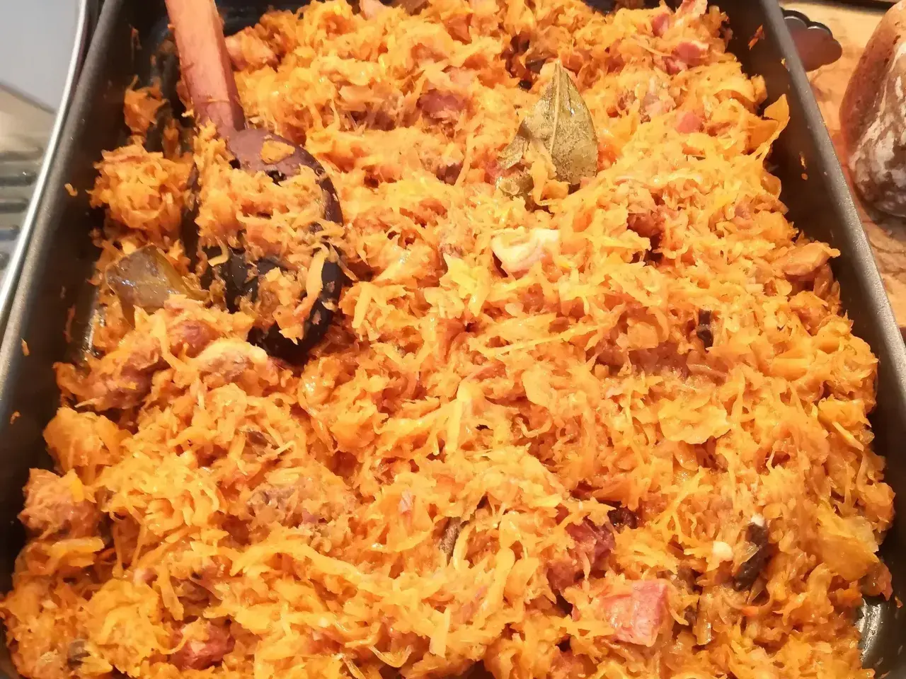 Tradycyjny polski bigos, przygotowany według przepisów mistrzów, kusi aromatem i bogactwem smaku. Idealny na rodzinne spotkania.